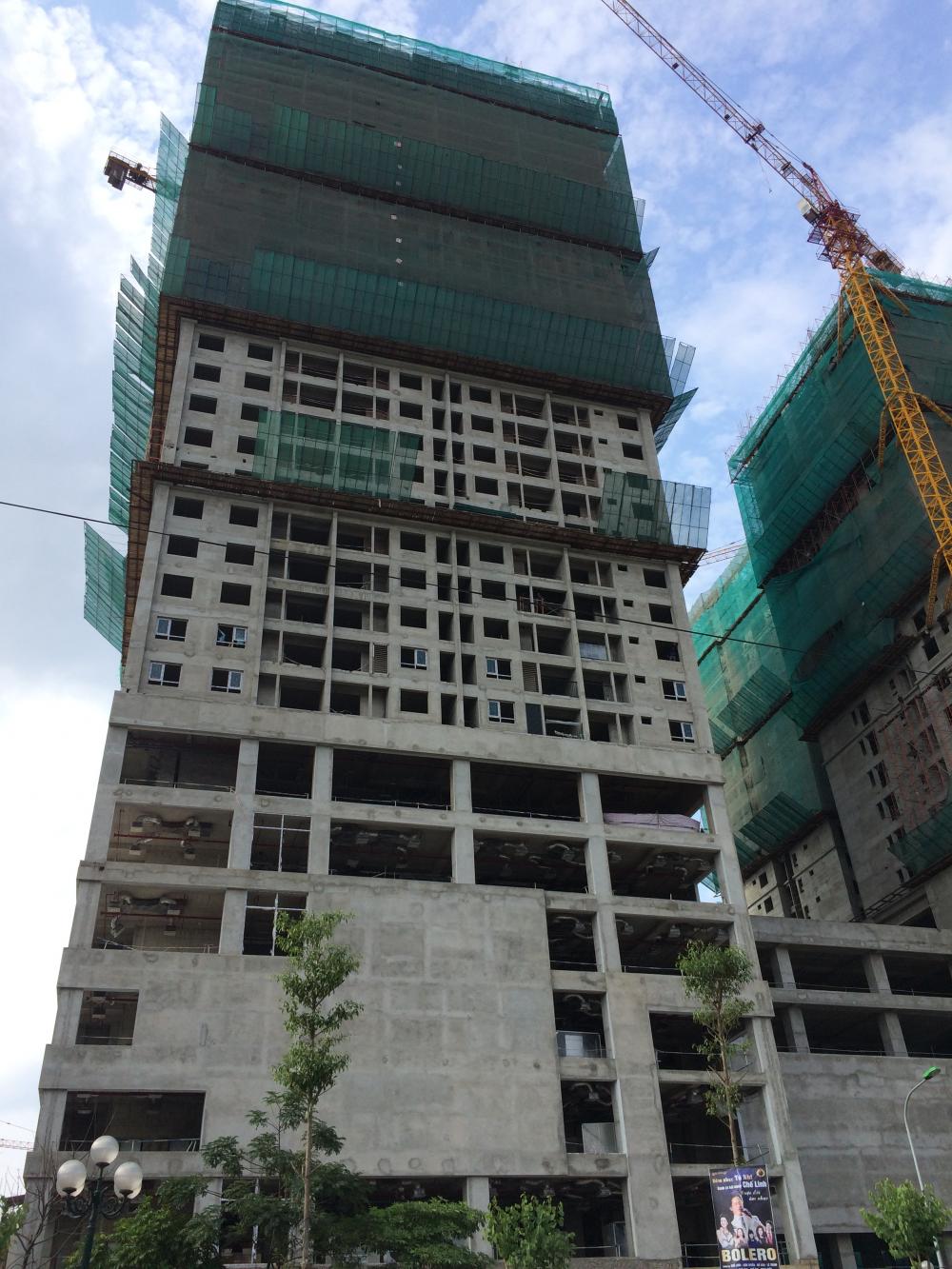 Một block đang xây đến mặt sàn tầng 30, một block xây đến sàn 25