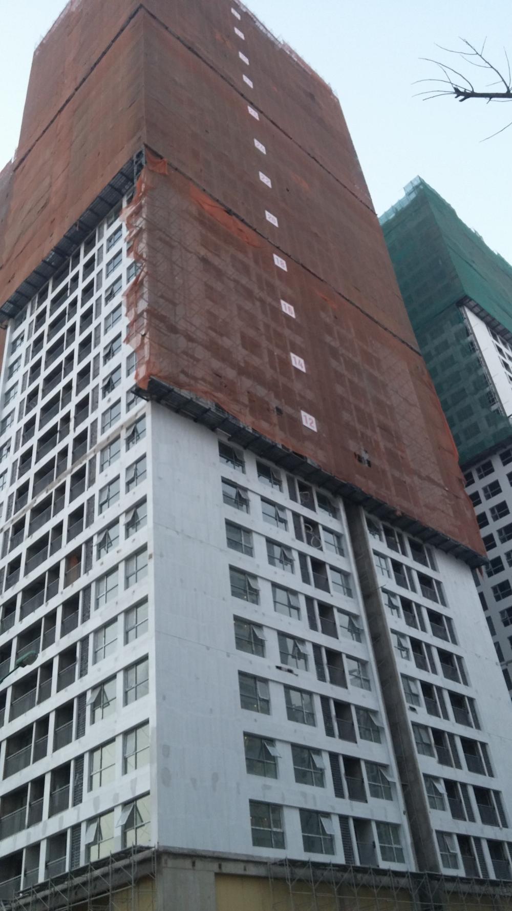 Dự án đang thi công mặt sàn tầng 34, sơn và lắp đặt cửa sổ mặt ngoài