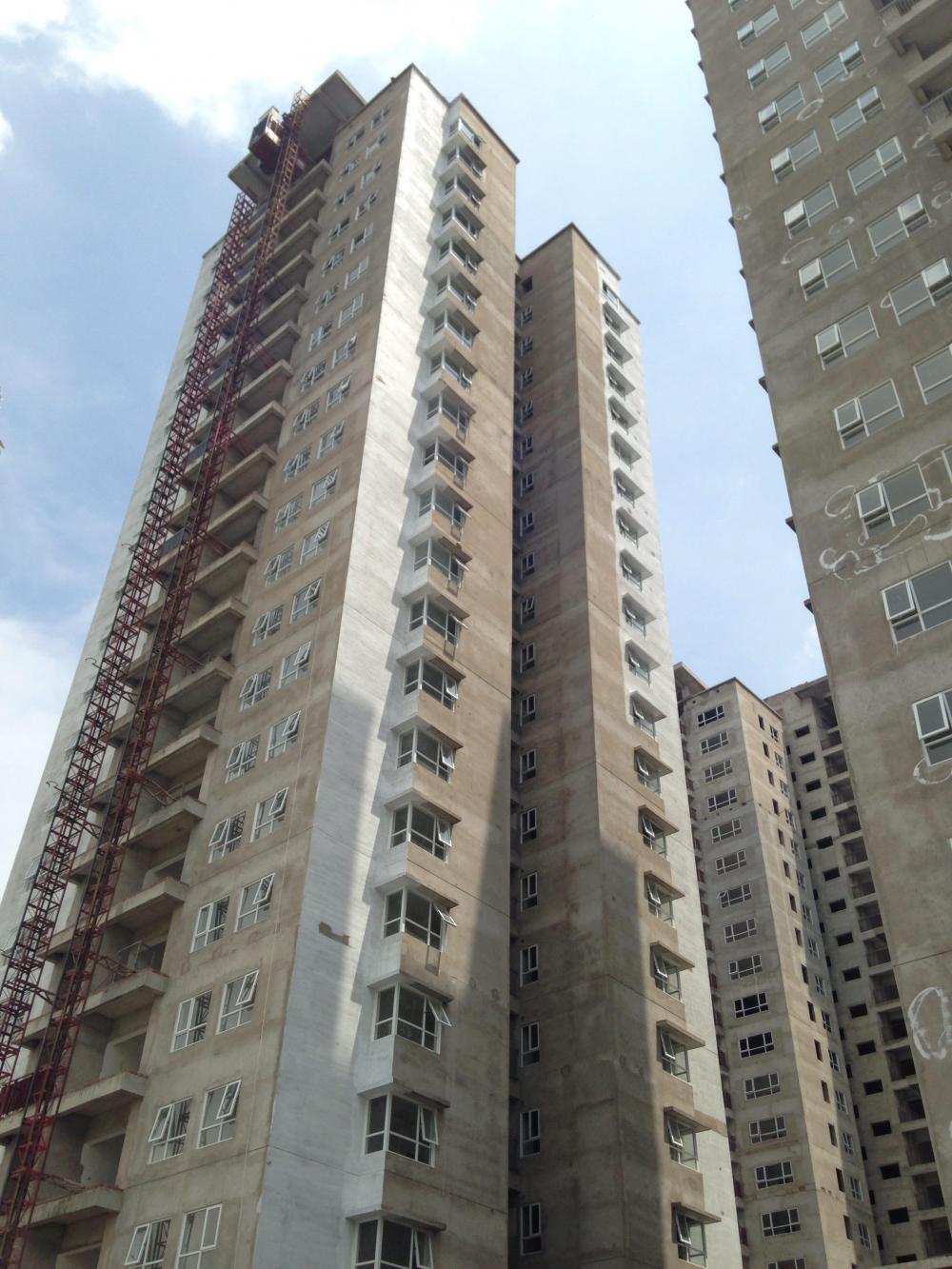 Dự án đã lắp đặt cửa kính và đang sơn bên ngoài