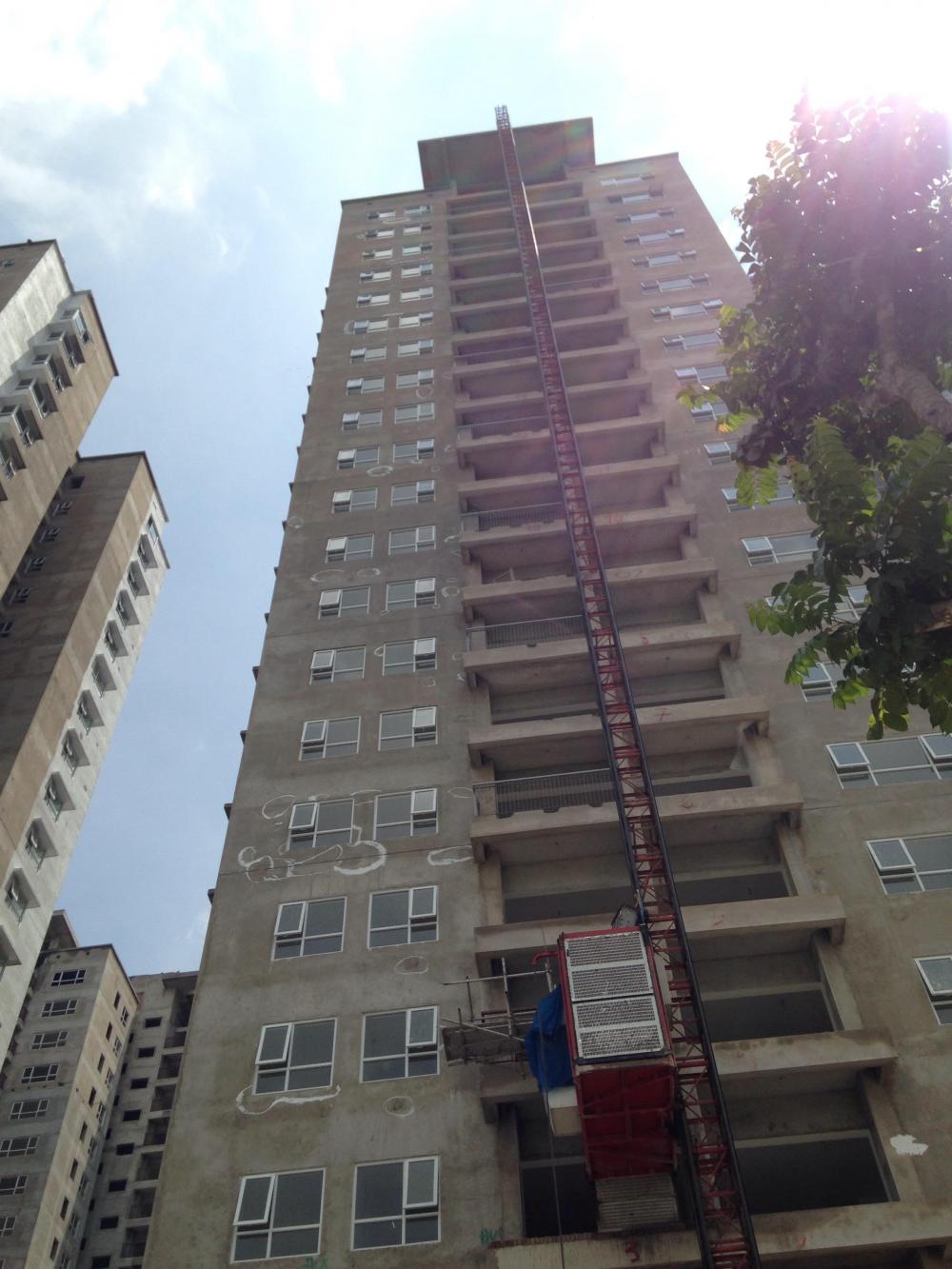 Dự án đã lắp đặt cửa kính và đang sơn bên ngoài