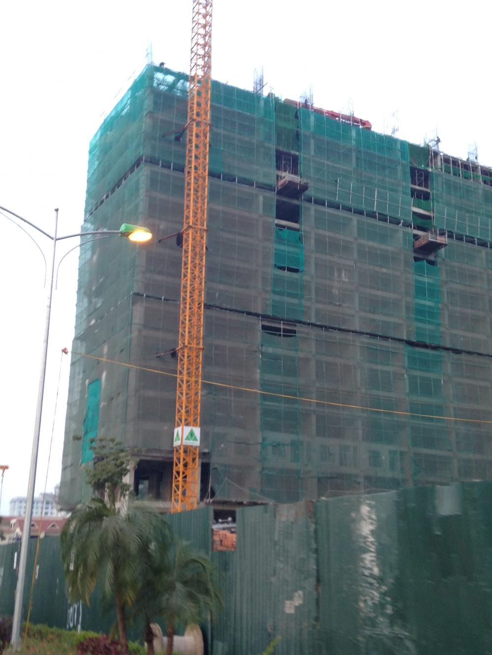 Một tòa đang xây đến mặt sàn tầng 6, một tòa đang xây mặt sàn tầng 13