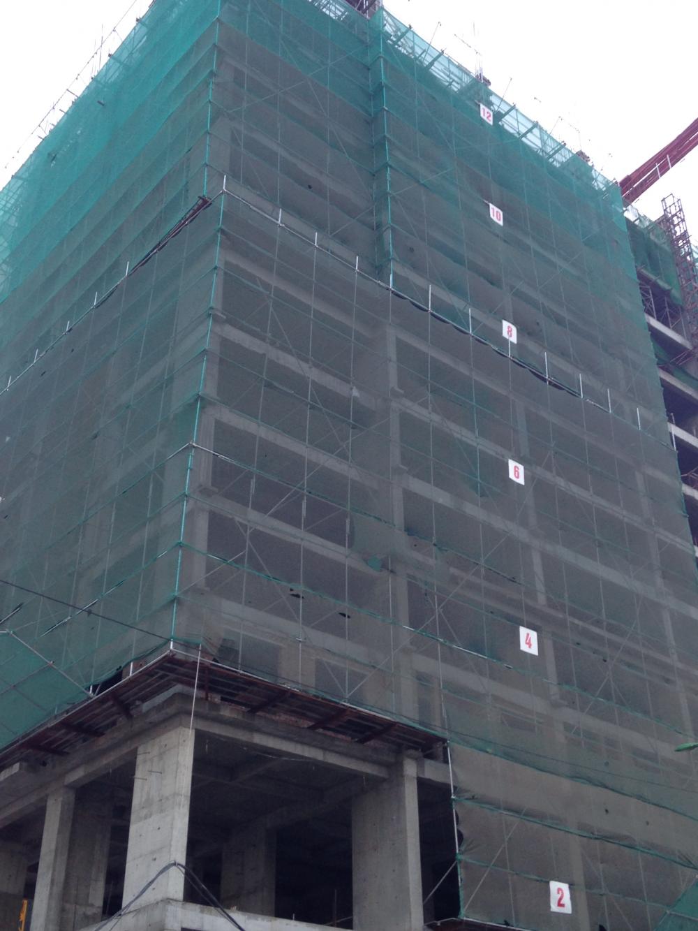 Một tòa đang xây đến mặt sàn tầng 6, một tòa đang xây mặt sàn tầng 13