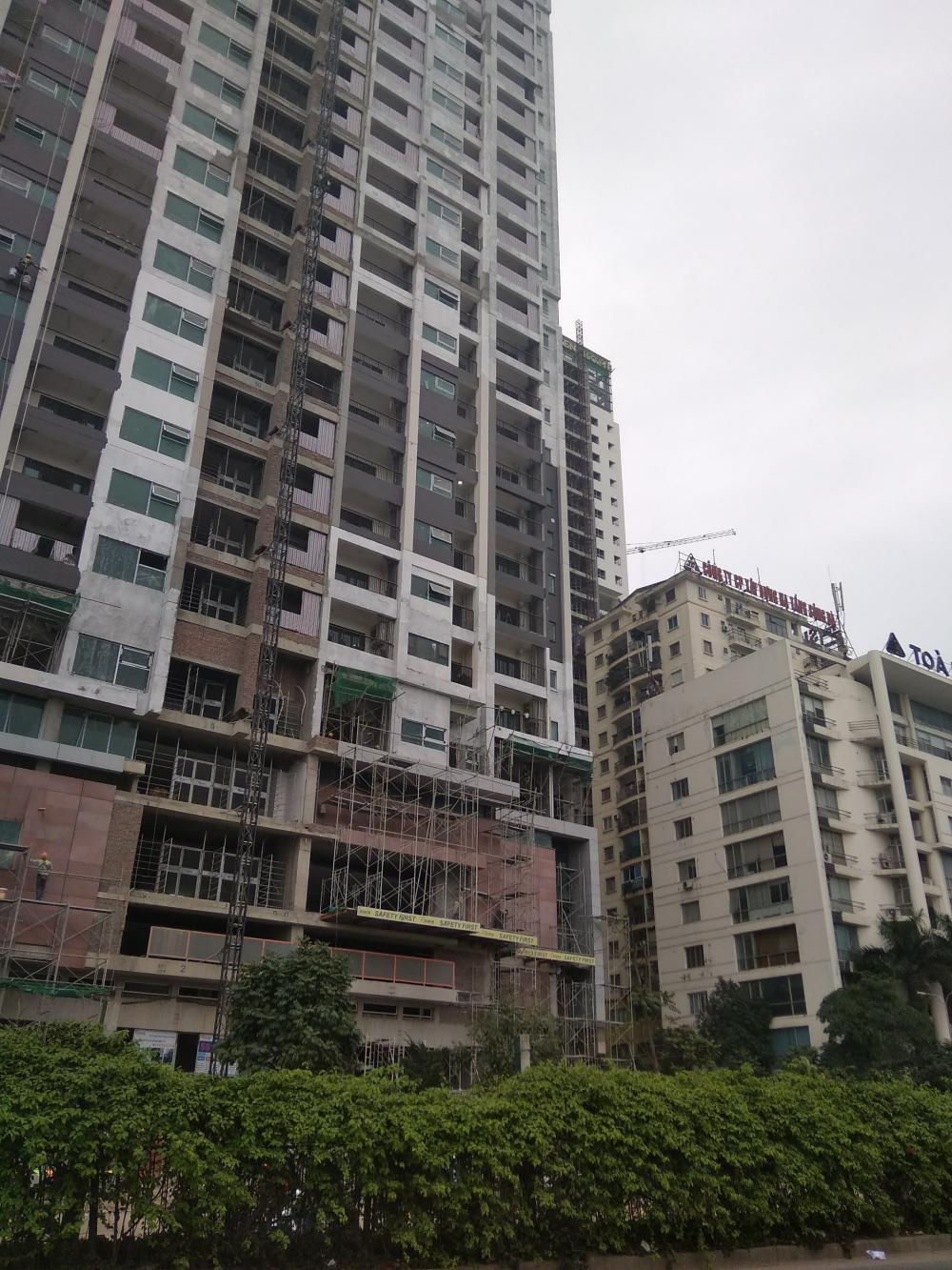 Dự án đang sơn và lắp đặt cửa kính, ban công