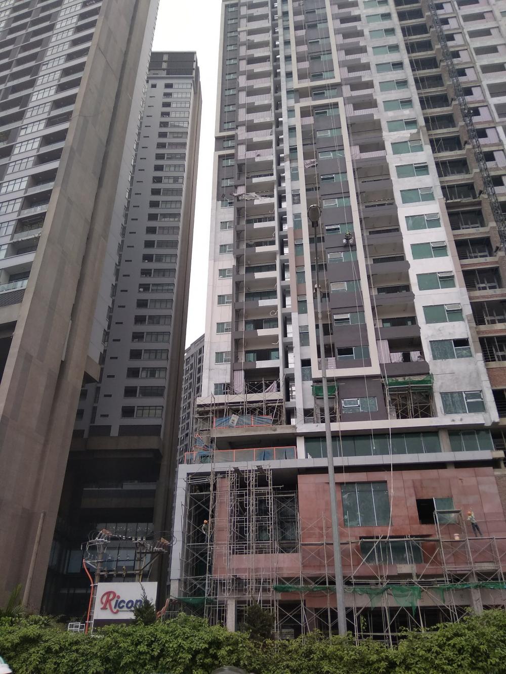 Dự án đang sơn và lắp đặt cửa kính, ban công