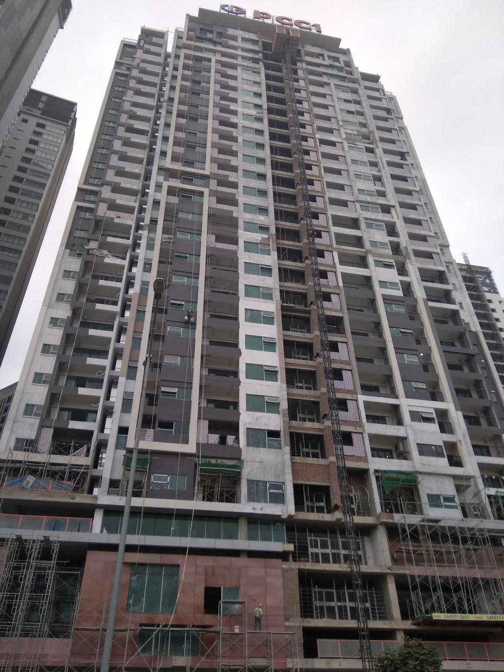 Dự án đang sơn và lắp đặt cửa kính, ban công