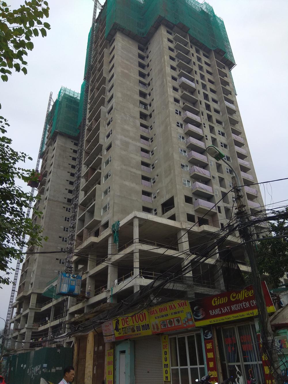 Dự án đã cất nóc và đang lắp đặt cửa sổ, ban công