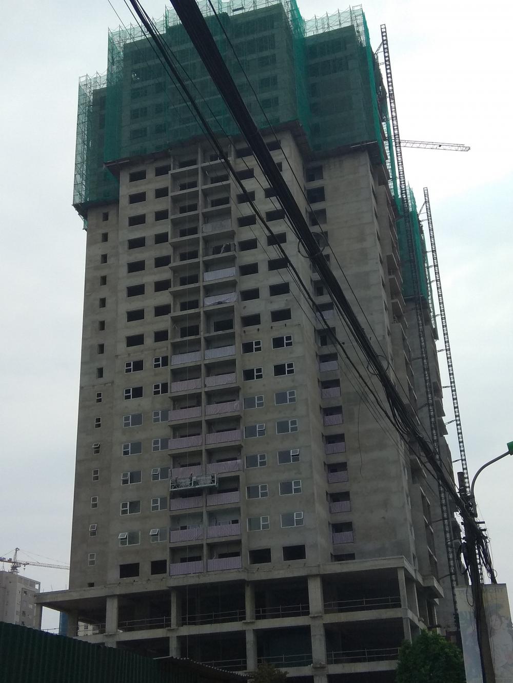 Dự án đã cất nóc và đang lắp đặt cửa sổ, ban công