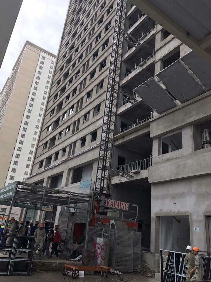 Công trình đang lắp kính