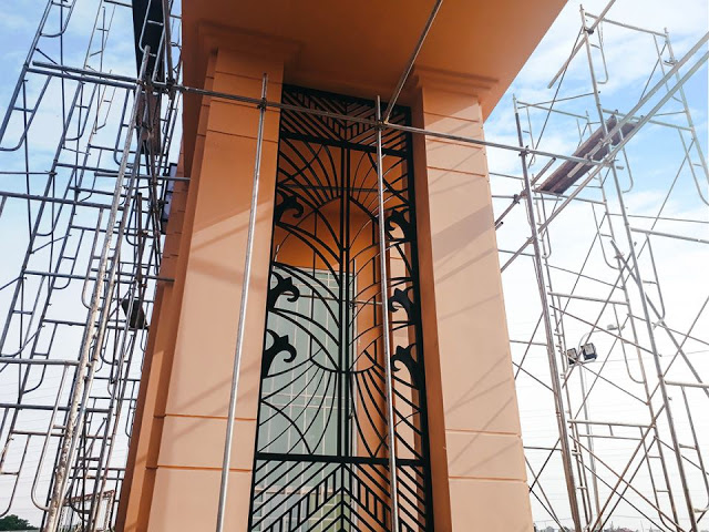 Cổng chính (cổng vào số 1) đang được hoàn thành nhanh chóng