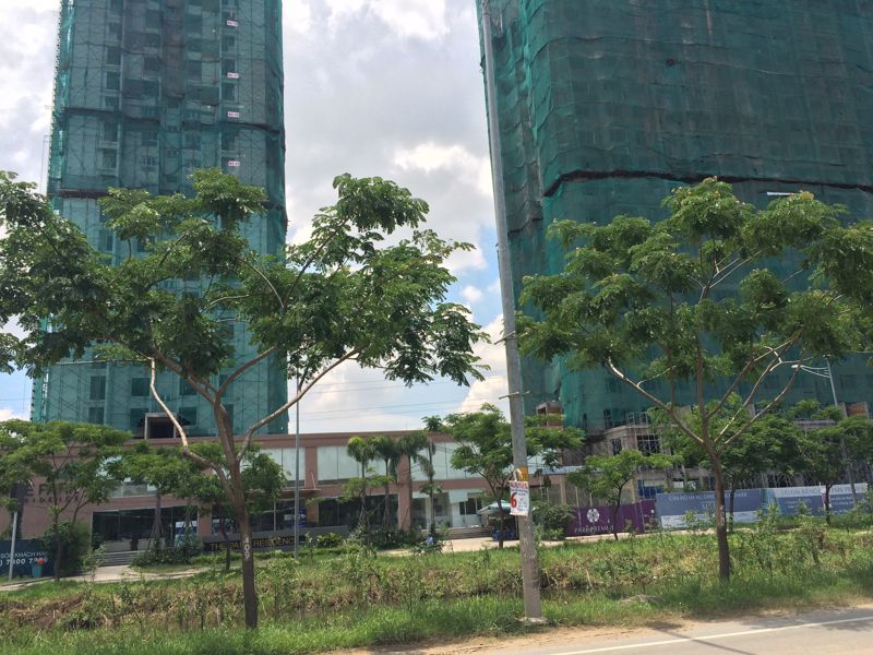 Một số tầng căn hộ đã tiến hành phủ sơn trắng bên ngoài và lắp đặt hệ thống cửa sổ