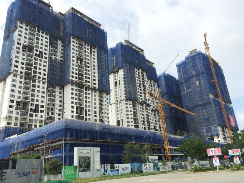 Các tầng căn hộ tại dự án đã tiến hành sơn trắng và lắp đặt cửa sổ