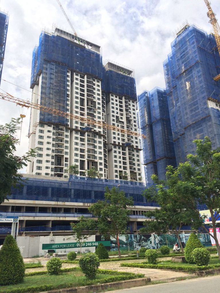 Các tầng căn hộ tại dự án đã tiến hành sơn trắng và lắp đặt cửa sổ