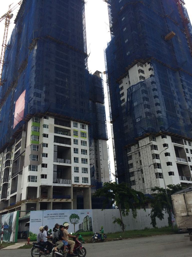 Các tầng căn hộ tại dự án đã tiến hành sơn trắng và lắp đặt cửa sổ