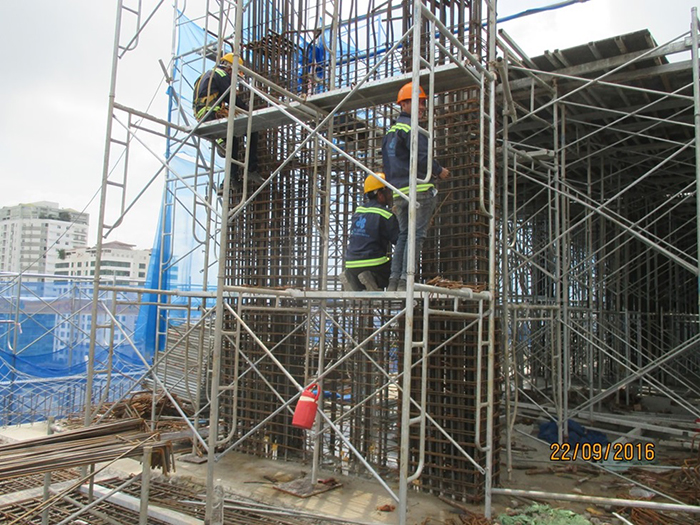 Thi công cột thép cột tầng 07 lên 08