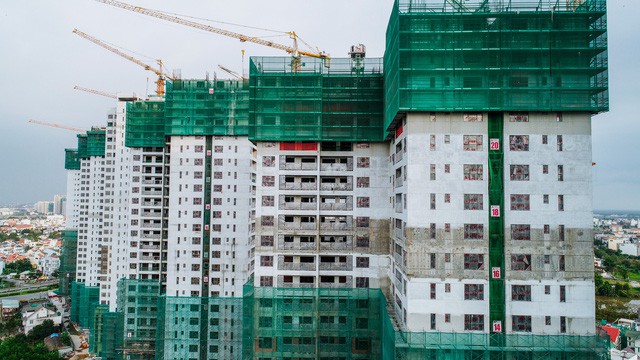 Một số block căn hộ đã được cất nóc và tiếp tục thi công hoàn thiện.