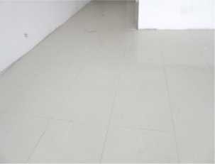 Dự án đang lát gạch bên trong căn hộ tầng 19