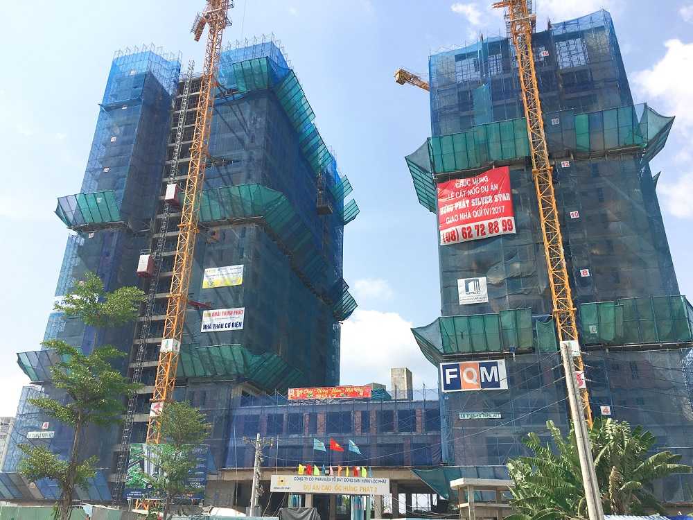 Tháp B và tháp C đang chuẩn bị cất nóc và hoàn thiện. Tháp A đã xây dựng đến tầng 23 trên tổng 24 tầng.