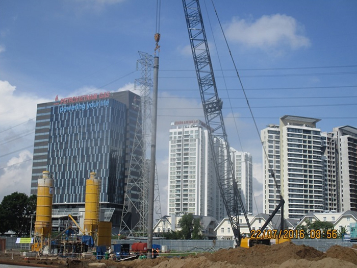 Hiện dự án đang tiến hành ép cọc, làm móng