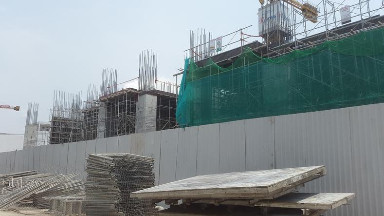 Đang san lấp mặt bằng bên ngoài tầng hầm An Gia Skyline