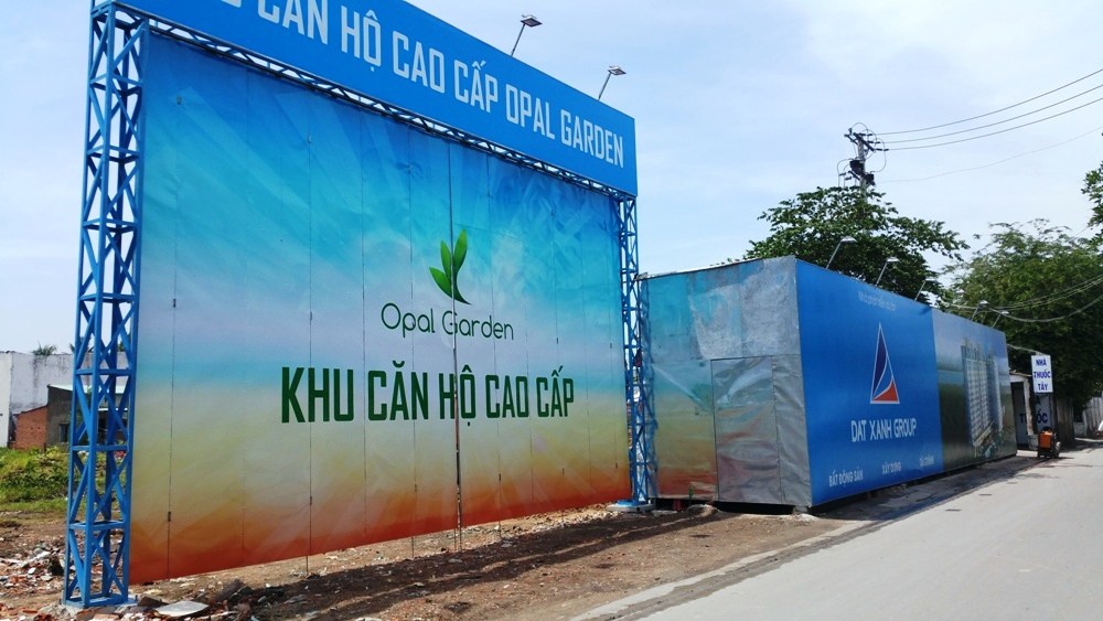 Dự án đang dọn mặt bằng và được dựng cổng công trình