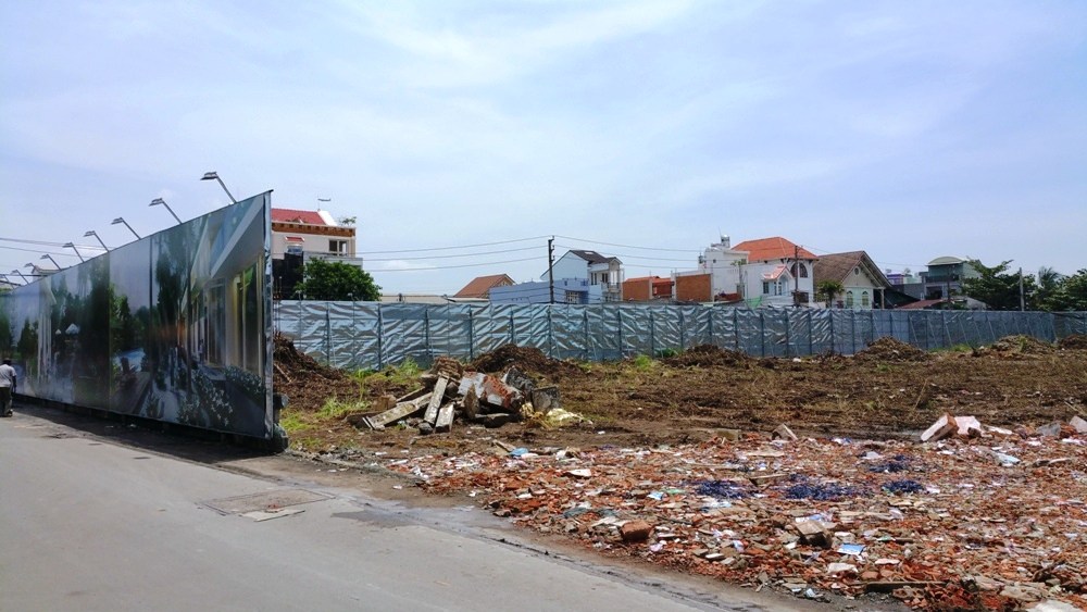 Dự án đang dọn mặt bằng và được dựng cổng công trình