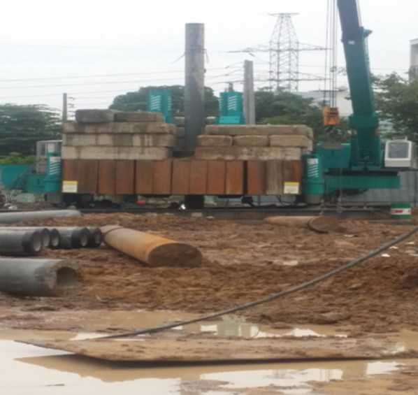 Công tác ép cọc ở công trường (Robo 900B)