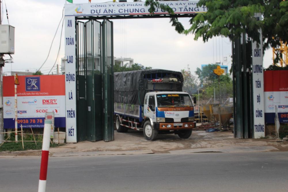 Xe chở vật liệu xây dựng ra vào nhộn nhịp trước cổng dự án
