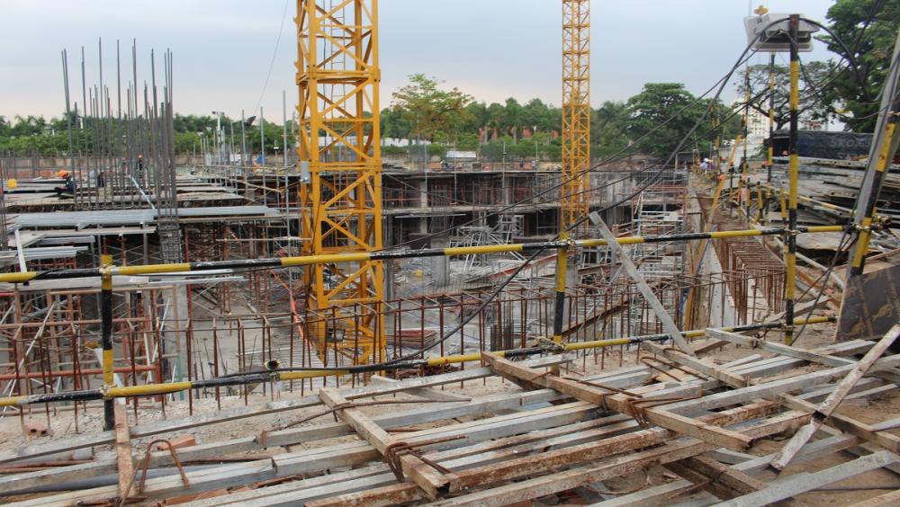 Công nhân đang triển khai đổ sàn tầng trệt Block A