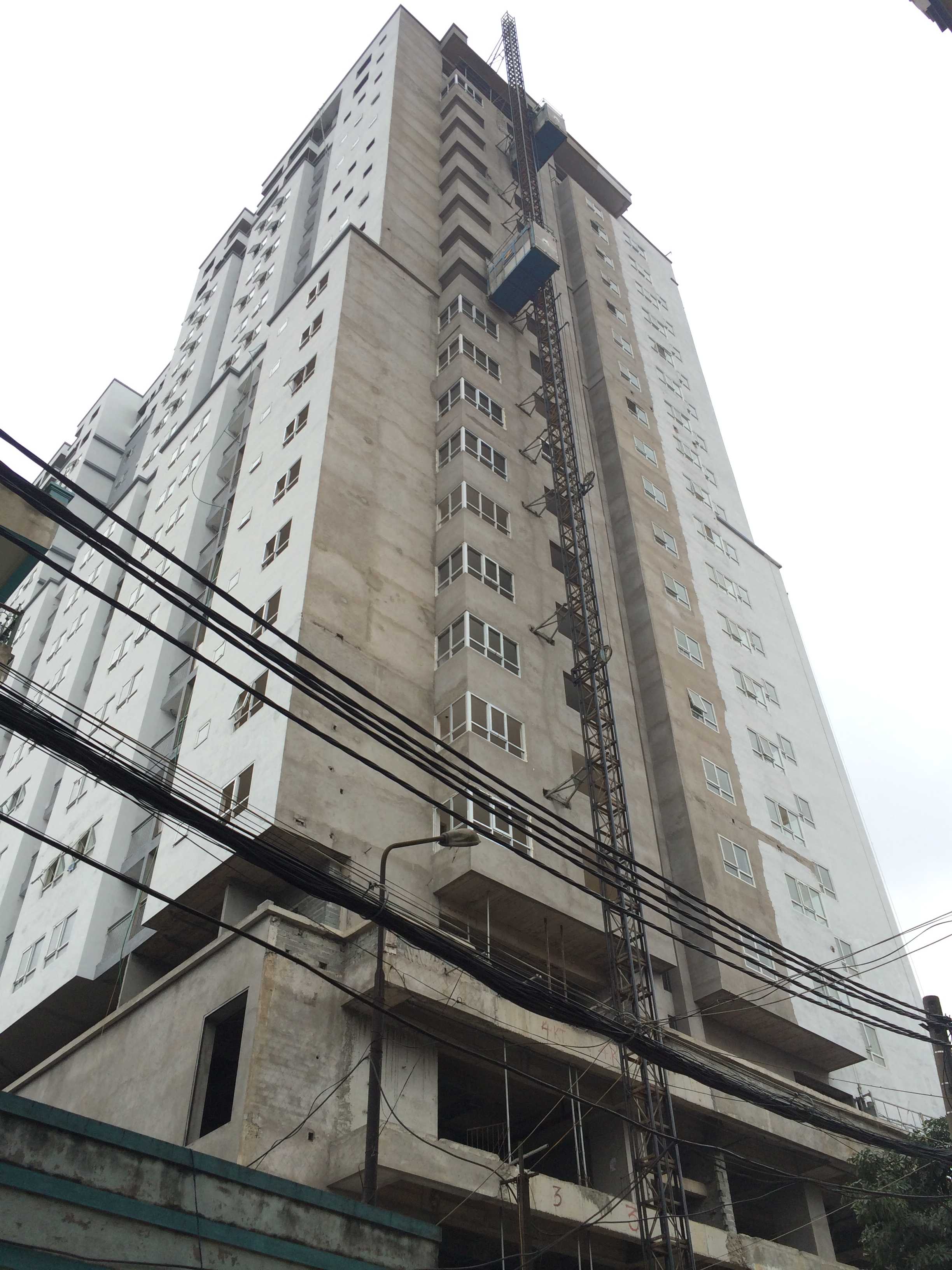 Dự án đang sơn và lắp đặt cửa kính