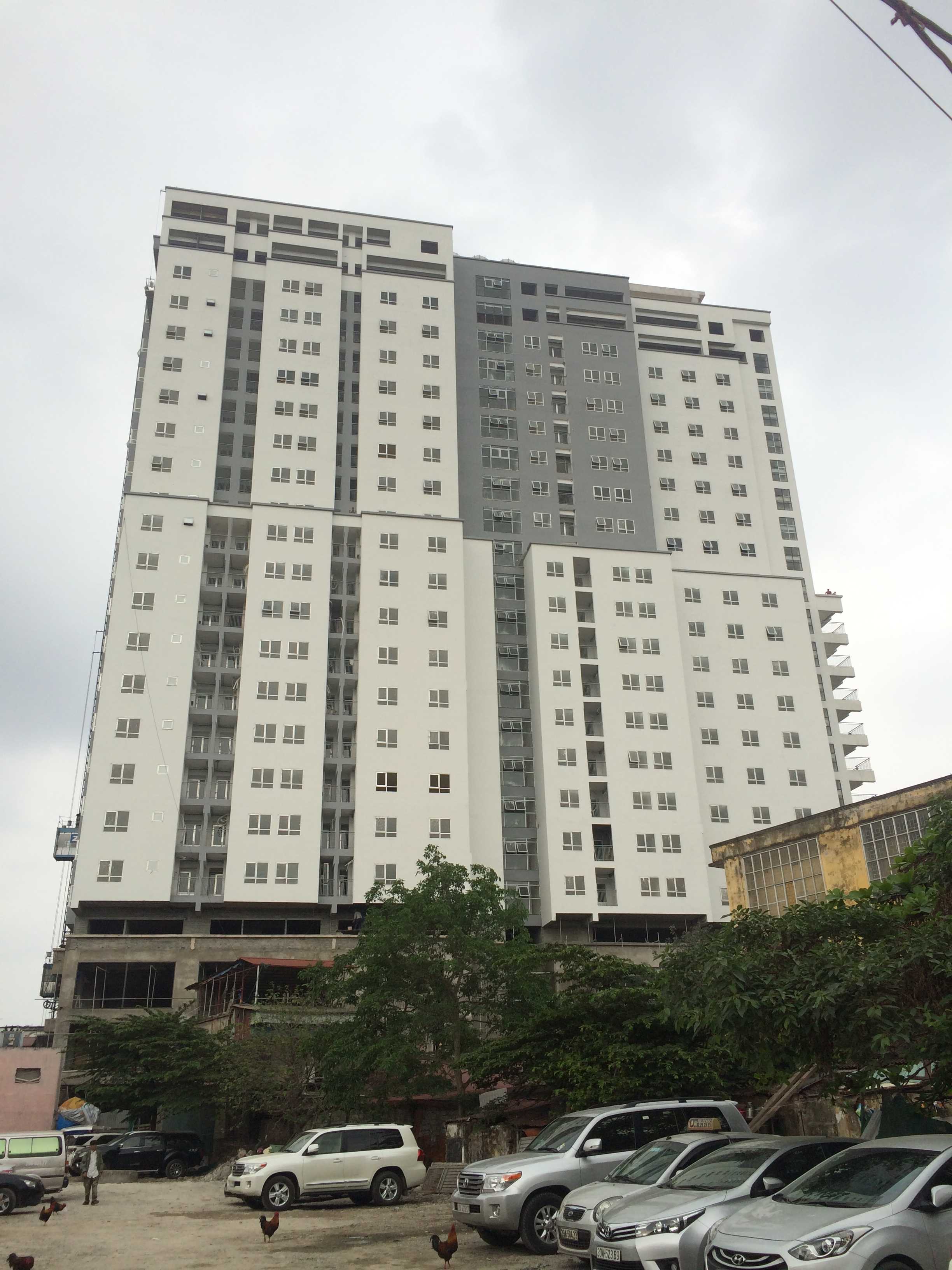 Dự án đang sơn và lắp đặt cửa kính