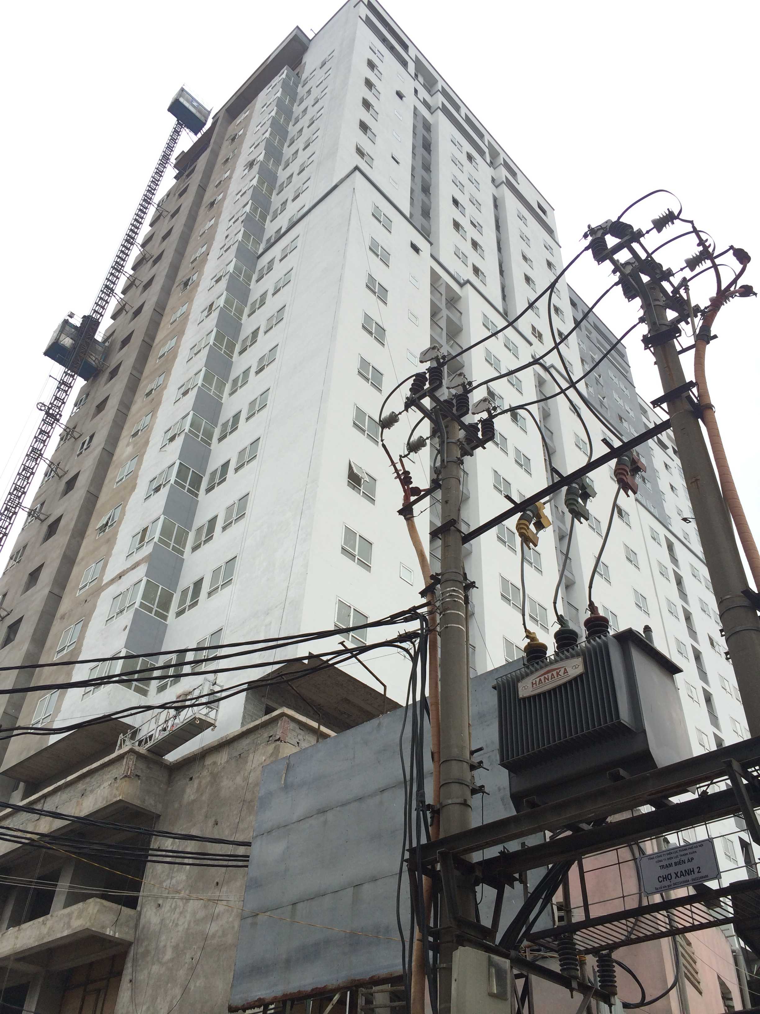 Dự án đang sơn và lắp đặt cửa kính