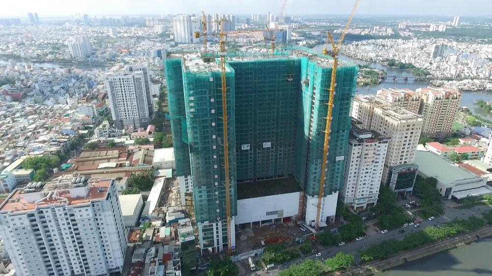 Tháp B đang thi công hồ bơi, tiếp tục hoàn thiện tầng 17-27. Tháp Gold River View đang thi công dầm sàn tầng kỹ thuật, tiếp tục hoàn thiện 