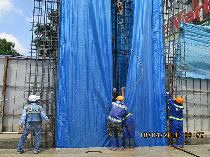 Lắp dựng lồng thép tường chắn đất