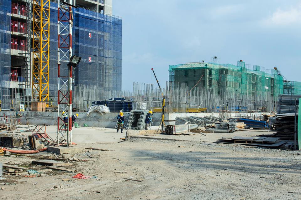 Tòa Lux 5: Đang lên sàn tầng trệt.