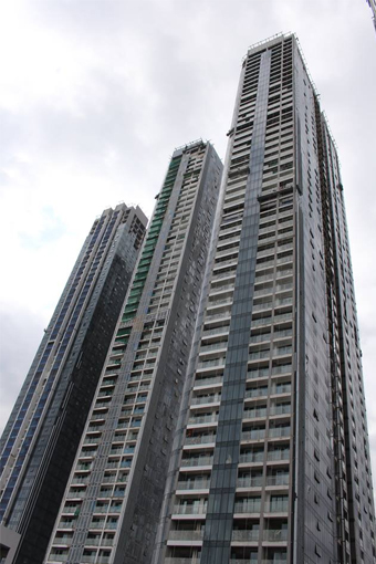 Tòa Aqua 2 đang xây trát đến tầng mái và lắp đặt nội thất tầng 24.