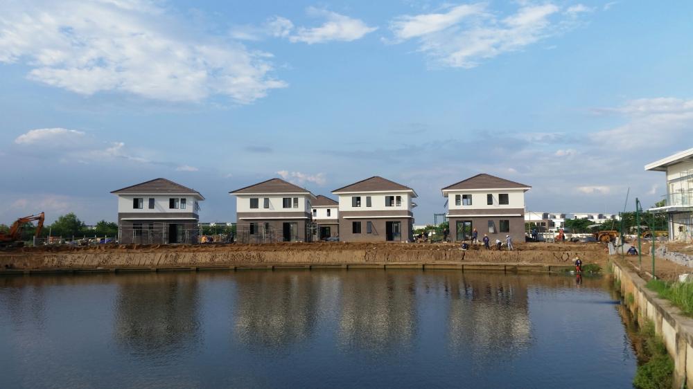 Đội ngũ công nhân kỹ thuật đang tất bật hoàn thiện khu Biệt thự để đưa ra thị trường