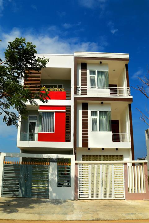 Các nền đất được mở bán, một số nền đã được xây dựng xong