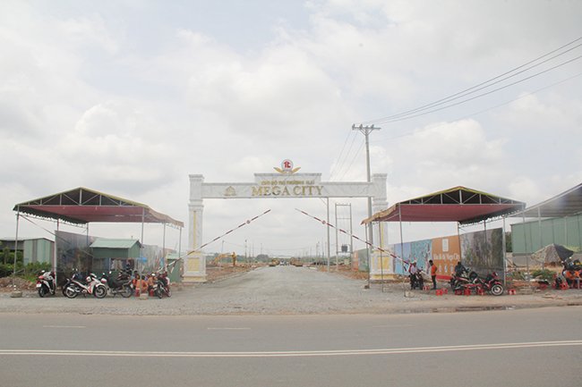 Cổng chính vào dự án đã hoàn thành, tuyến đường An Điền Bến Tranh chạy xuyên suốt dự án cũng gần hoàn thiện