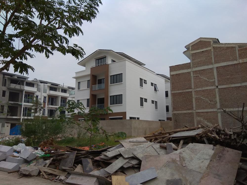 Khối liền kề đã hoàn thiện, khối chung cư đang thi công móng