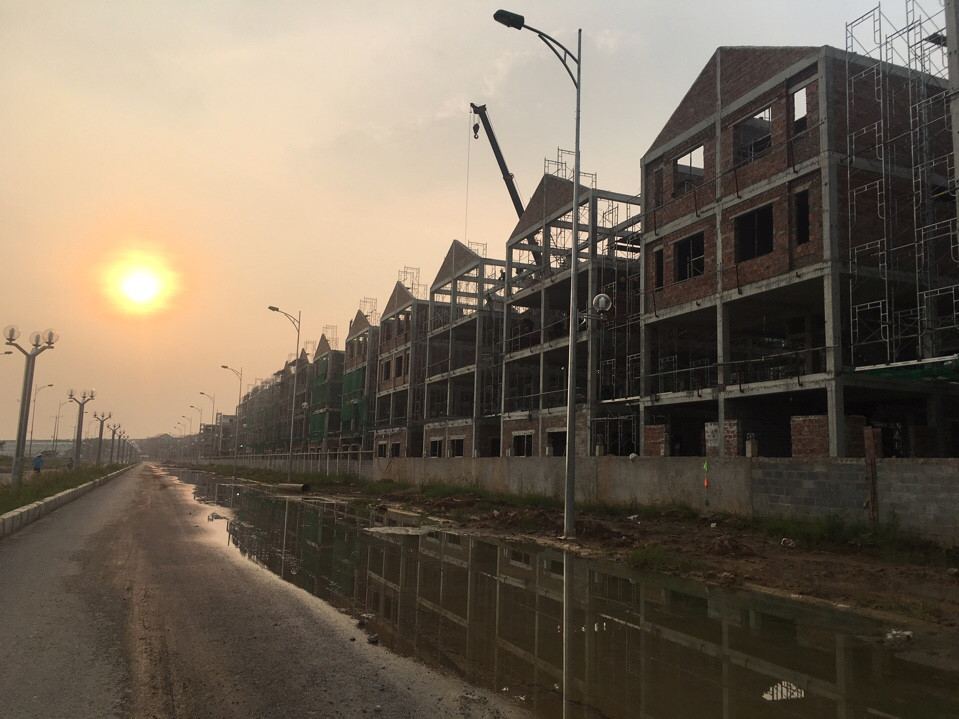 2/3 hạng mục thi công đã xong nóc và đang trong quá trình xây tường bao, 1/3 số hạng mục còn lại đang trong giai đoạn cất nóc