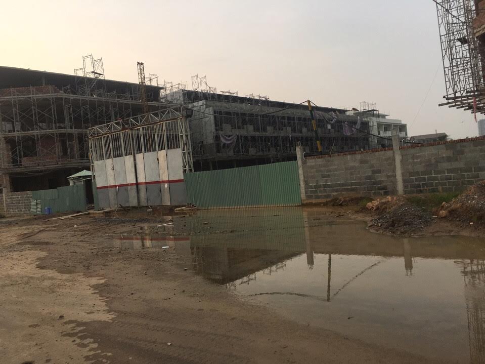 2/3 hạng mục thi công đã xong nóc và đang trong quá trình xây tường bao, 1/3 số hạng mục còn lại đang trong giai đoạn cất nóc