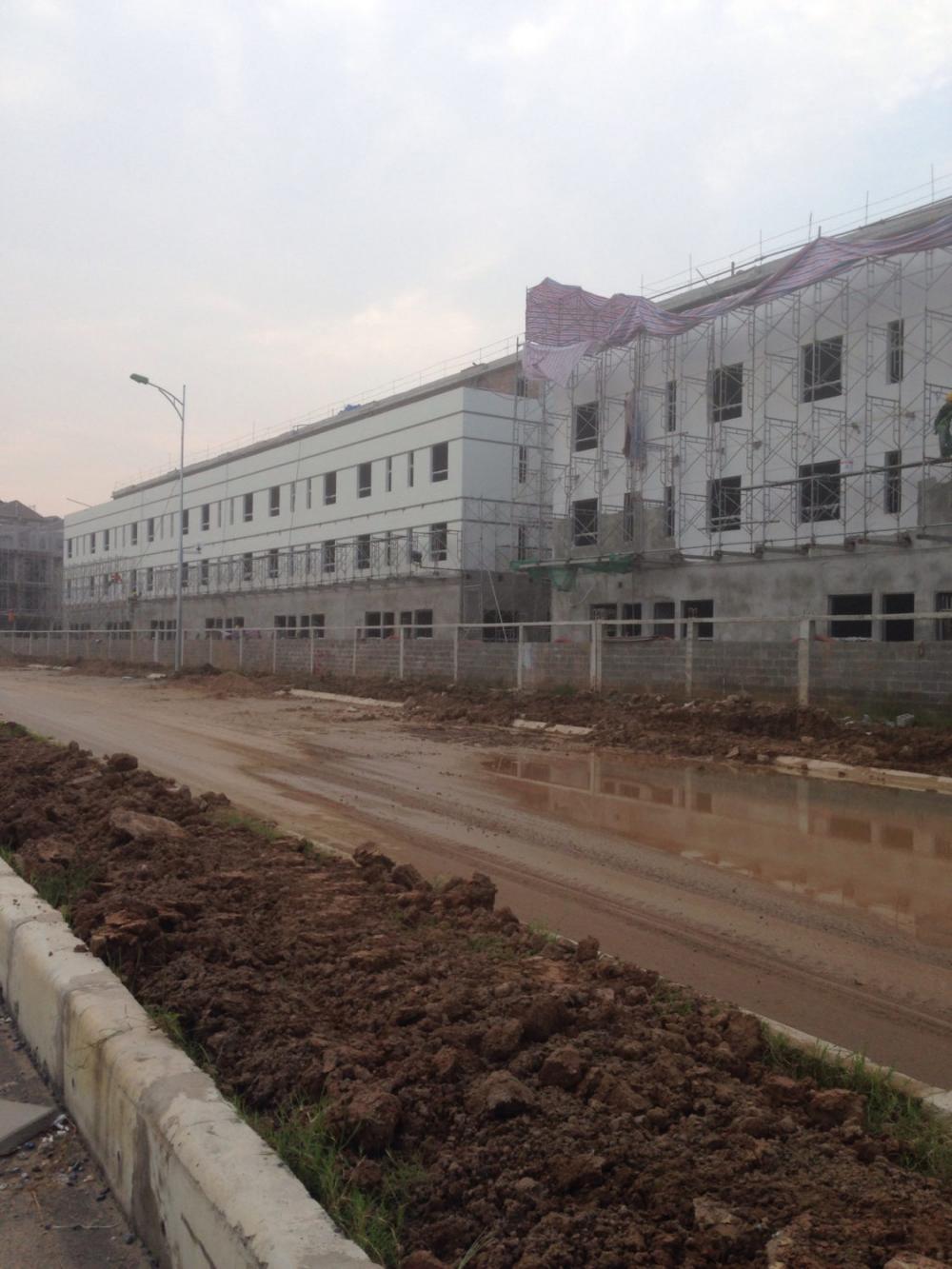 Gần như toàn bộ dự án đã xây dựng xong phần thô, chỉ còn những lô chưa mở bán thì đang xây móng