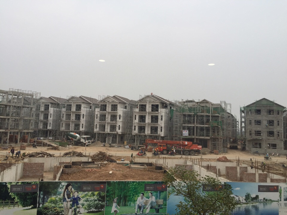Gần như toàn bộ dự án đã xây dựng xong phần thô, chỉ còn những lô chưa mở bán thì đang xây móng