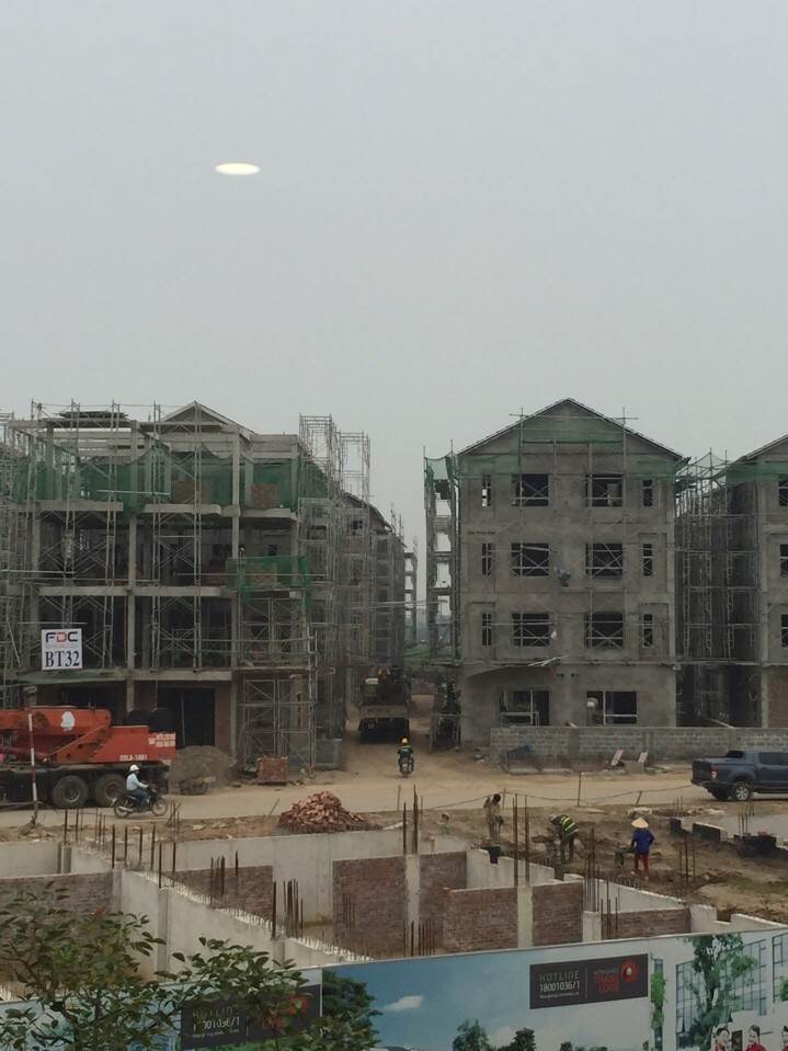 Gần như toàn bộ dự án đã xây dựng xong phần thô, chỉ còn những lô chưa mở bán thì đang xây móng