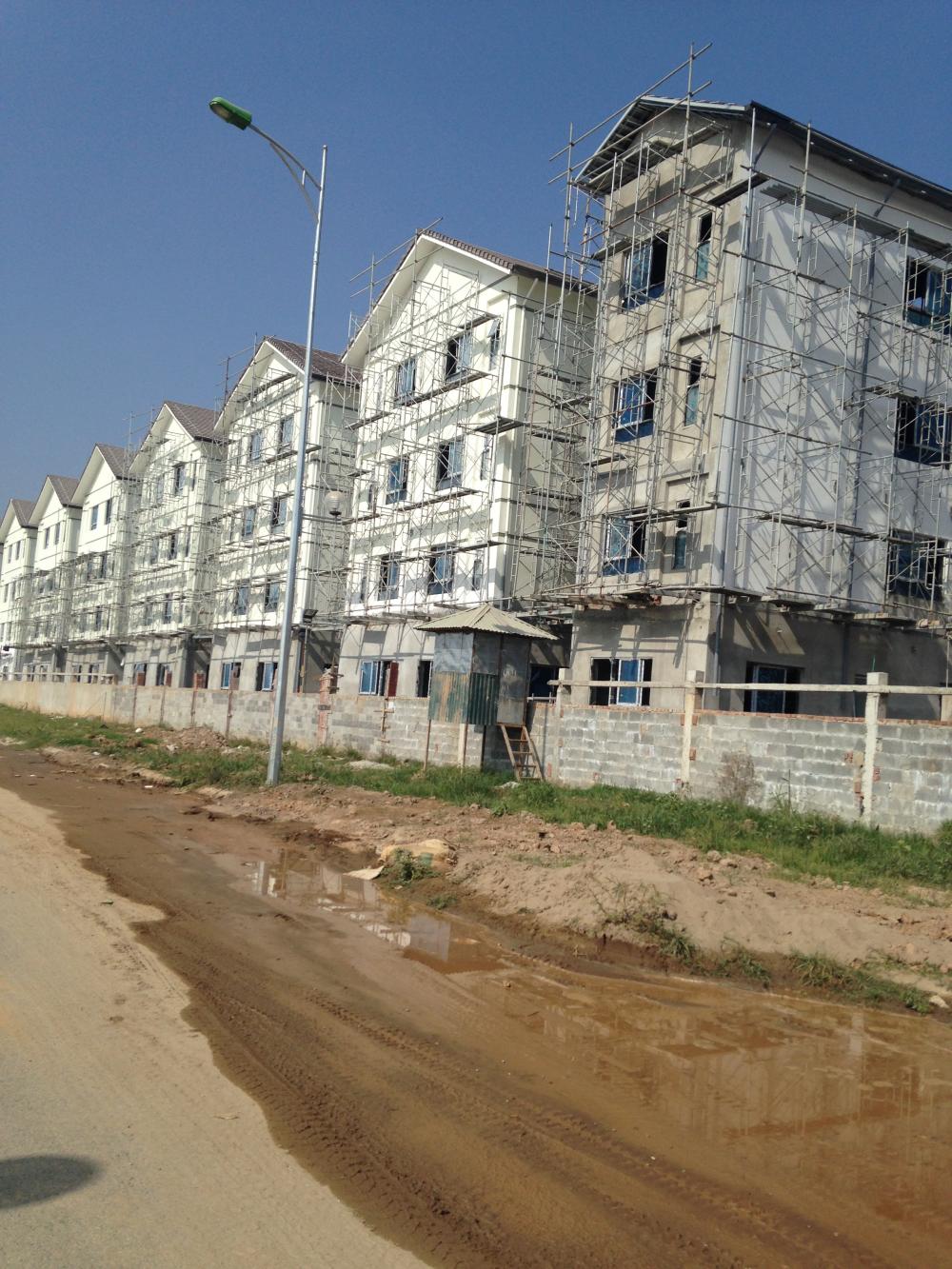 Một số căn xong thô, một số căn đang tiếp tục thi công