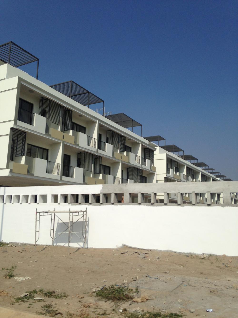 Một số căn xong thô, một số căn đang tiếp tục thi công