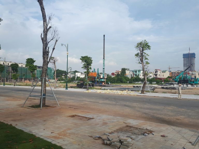 Các dãy liền kề bên trong đang được ép cọc làm móng