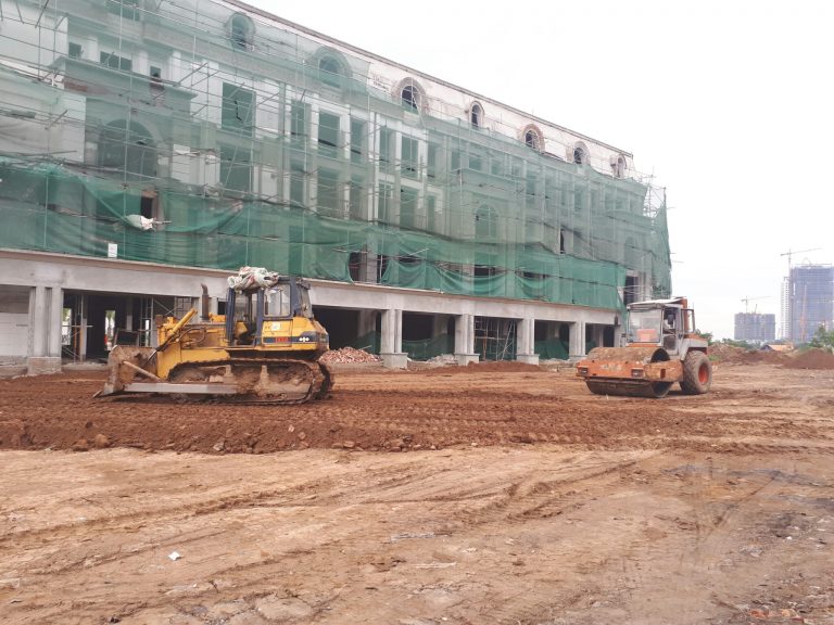 Đường 70 mới rộng 40m với 2 làn đường đoạn đi qua trước mặt công trình đã san lấp mặt bằng sạch